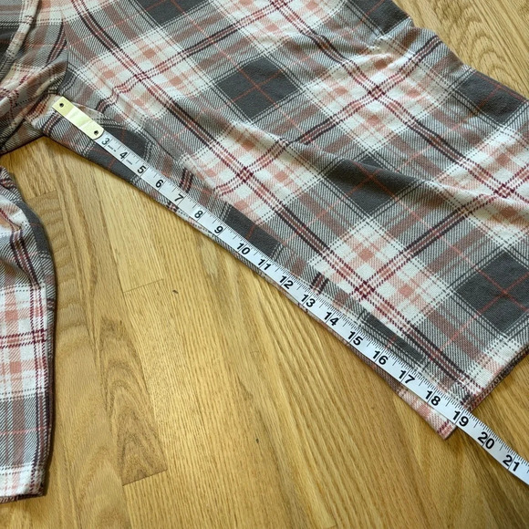 La Vie En Rose Cozy Plaid Capri Pajama Pants with Pockets - Picture 5 of 6